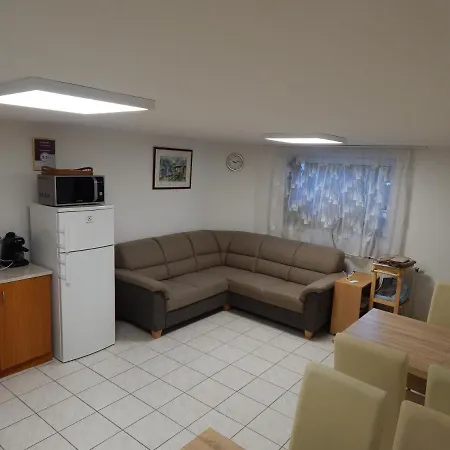 Ujsziget Vendeghaz Guest house *