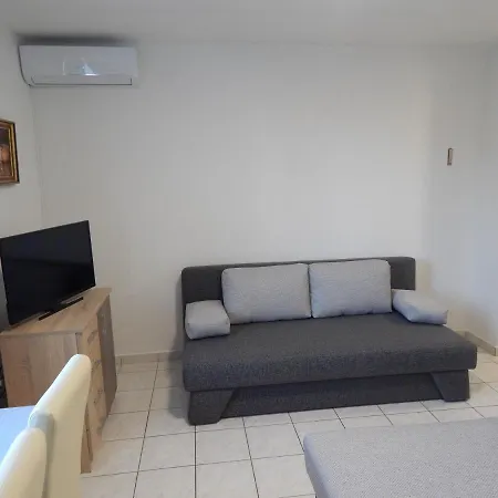 Ujsziget Vendeghaz Guest house *