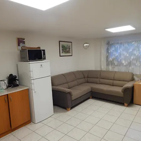 Ujsziget Vendeghaz Guest house *