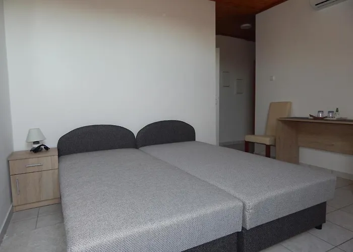 Ujsziget Vendeghaz 3* Sárvár