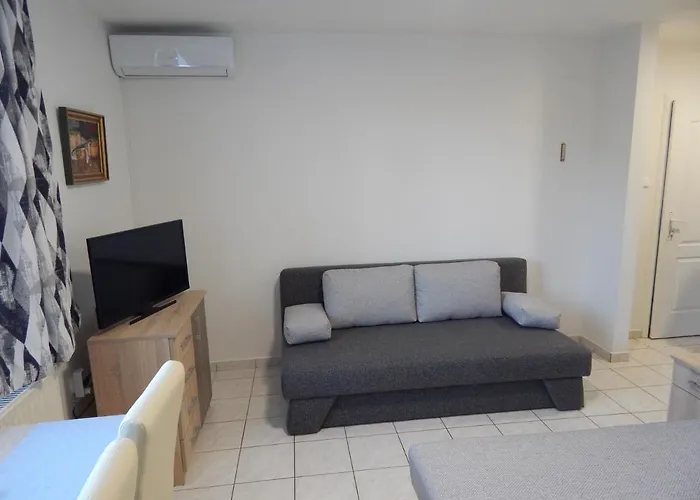 Ujsziget Vendeghaz Penzion 3*